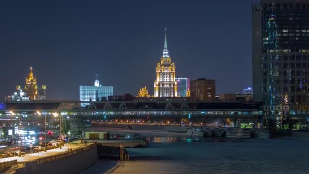 Timelapse Του Hotel Ukraine Και Μια Πεζοδρομημένη Γέφυρα Δύο Αξιοθέατα — Αρχείο Βίντεο