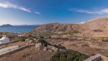 Panorama, yukarıdan Amorgos adasının havadan uçuşunu gösteriyor. Geleneksel Yunanistan - tepelerde beyaz evler ve turkuaz deniz, Kiklad