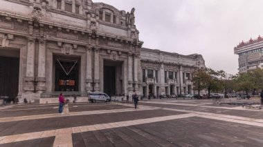 Panorama, Milano Merkez Tren İstasyonu 'nu gösteriyor. İtalya' nın en büyük tren istasyonu. Meydanda yürüyen insanlar. Vittor Pisani Bulvarı yakınlarındaki Piazza Duca d 'Aosta' da.