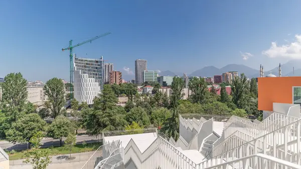 位于阿尔巴尼亚地拉那的全景照片展示了地拉那上空的城市景观 那里有五彩斑斓的公寓楼和摩天大楼 从金字塔与绿树和山民的视角看空中 — 图库照片