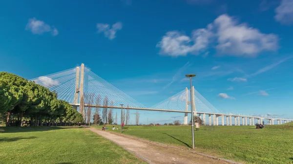 Vasco Gama Bridge Timelapse Hyperlapse Green Lawn Trees Cable Stayed — Zdjęcie stockowe