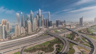 Panorama, Dubai Marina ve medya şehrini golf sahasında otoyol kavşağında spagetti kavşağı ile gösteriyor. En yüksek gökdelenler ve trafik. JLT bölgesinden hava üst görünümü