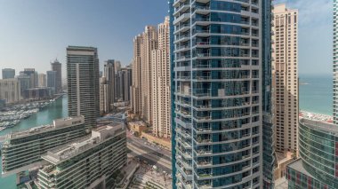 Panorama, Dubai marina gökdelenleri etrafında yüzen tekneler ve JBR bölgeleri olan jlt 'i gösteriyor. Yat kulübünde beyaz tekneler var.