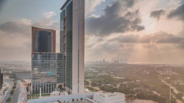 Dubai Uluslararası Finans Bölgesi 'nde gündoğumu. Sabahları iş yerinin hava manzaralı kuleleri. Şehir merkezine yakın otelleri olan gökdelenler.