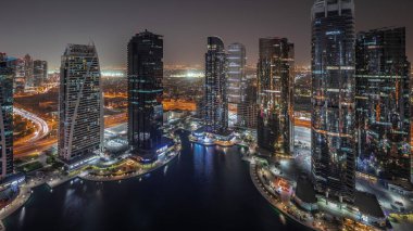 Panorama, Dubai çok amaçlı emtia merkezinin bir parçası olan JLT hava sahasındaki yüksek konut binalarını gösteriyor. Aydınlatılmış kuleler ve gökdelenler
