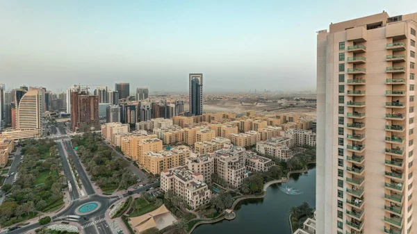全景显示的是巴沙高地区的摩天大楼和格林斯区的低层大楼 迪拜的天际线 有棕榈树 — 图库照片