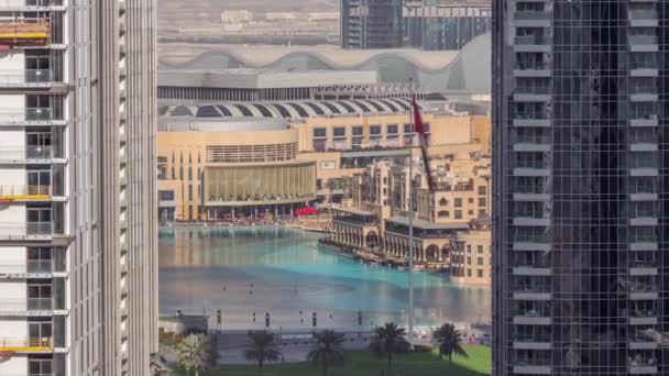 迪拜喷泉的空中景观在市中心 旁边的购物中心和南方时间 阿联酋的手掌和旗帜停在公园里 从上面看到两栋摩天大楼之间 长影飞舞 — 图库视频影像