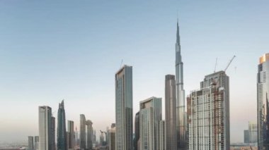 Dubai şehir merkezinin havadan panoramik görüntüsü. Günbekten geceye geçiş zamanına kadar pek çok kule var. Akıllı şehir şehrindeki iş alanı. Günbatımından sonra gökdelen ve yüksek binalar, BAE.