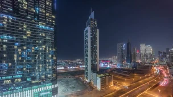Torres Futuristas Arranha Céus Iluminados Panorama Com Tráfego Nas Ruas — Vídeo de Stock