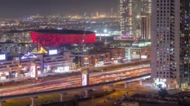 Hava görüntüsünden Dubai Şehir Yürüyüşü 'ne. Düşük katlı binalar, arena ve villaları Avrupa tarzı caddeler olarak yaratılan yeni modern bölüm. İnşaat alanı vincleri ve otoyol trafiği