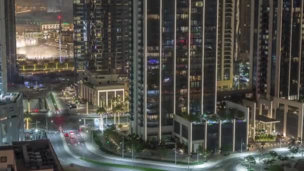 Vista Aérea Dubai Tráfego Urbano Com Fonte Muitas Torres Iluminadas — Vídeo de Stock