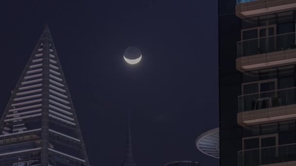 Crescent Moon Está Detrás Rascacielos Dubai Timelapse Majestuosa Vista Durante — Vídeos de Stock