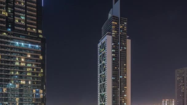 Torres Futuristas Arranha Céus Iluminados Com Tráfego Estrada Sheikh Zayed — Vídeo de Stock