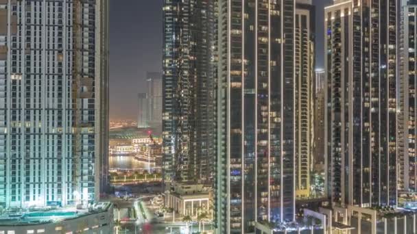 迪拜市中心的空中景观 有许多明亮的塔楼和喷泉 夜幕降临 智能城市的商业区 阿联酋的摩天大楼和高层大楼 — 图库视频影像