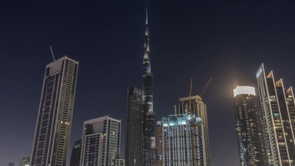 从空中俯瞰迪拜市中心的天际线 许多灯火通明的塔楼 夜幕降临 智能城市的商业区 阿联酋的摩天大楼和高层大楼 — 图库视频影像