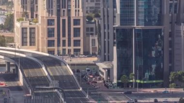 Yoğun yol kesişiminin ve Dubai 'deki kavşakların üst hava görüntüsü. Trafik sıkışıklığından kaçınmak için kavşak ve otoyolların modern inşaat tasarımı. İş sahasındaki gökdelenlerin yakınında araba sürmek