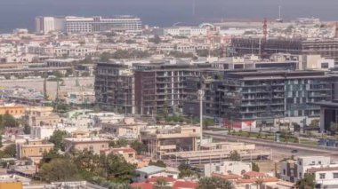 Hava görüntüsünden Dubai Şehir Yürüyüşü 'ne. Düşük katlı binalar ve villaları Avrupa tarzı caddeler olarak yaratılan yeni modern bölüm. Arkaplanda vinçler olan inşaat alanı