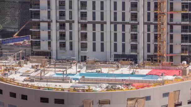 Plac Budowy Basenu Ostatnim Etapie Dachu Parkingu Wielu Pracowników Powietrza — Wideo stockowe