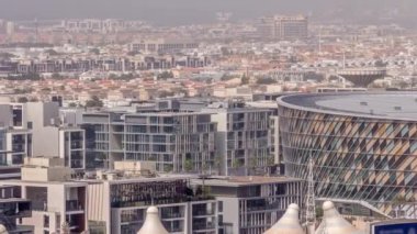 Dubai Şehir Yürüyüşü 'ne yakın hava görüntüsü ve zaman aralığı. Düşük katlı binalar ve villaları Avrupa tarzı caddeler olarak yaratılan yeni modern bölüm. Arkasında gemi olan bir deniz.