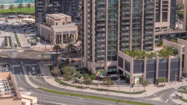 迪拜市中心繁忙的公路交叉口和交叉口的高空鸟瞰 现代建筑设计的交叉口和公路 避免交通堵塞 许多驾驶汽车靠近摩天大楼 — 图库视频影像