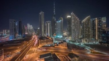 Dubai şehir merkezinin havadan panoramik görüntüsü gece saatlerinde aydınlatılmış pek çok kulenin olduğu gökyüzü. Akıllı şehir şehrindeki iş alanı. Gökdelen ve yüksek binalar yukarıdan, BAE.