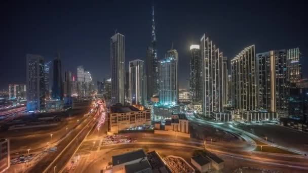 Dubai Şehir Merkezinin Havadan Panoramik Görüntüsü Gece Saatlerinde Aydınlatılmış Pek — Stok video