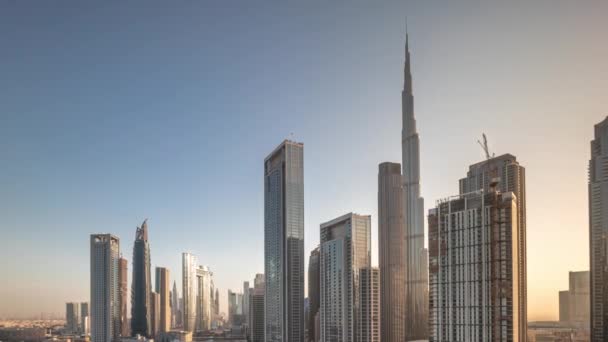 在日出的时候 迪拜市中心的空中景观与从高塔上经过的长长的移动的阴影交织在一起 智能城市的商业区 阿联酋的摩天大楼和高层大楼 — 图库视频影像