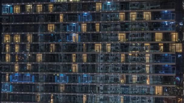 Wysokie Bloki Mieszkalne Świecącymi Oknami Zlokalizowane Dzielnicy Mieszkalnej Miasta Anteny — Wideo stockowe