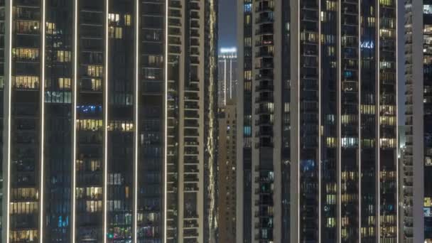 Vysoké Bloky Bytů Zářivými Okny Nachází Rezidenční Čtvrti Města Vzdušné — Stock video