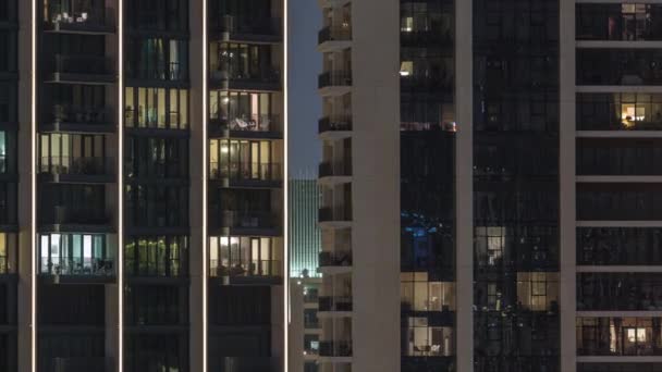 Večerní Světlo Pokojích Věžích Mrakodrapech Vysoké Bloky Bytů Zářivými Okny — Stock video