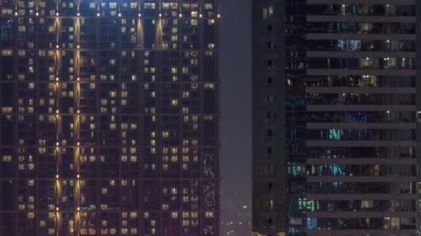Vysoké Bloky Bytů Mnoha Zářících Oken Nachází Rezidenční Čtvrti Města — Stock video