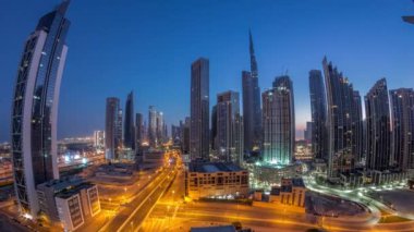 Dubai şehir merkezinin hava manzarası gece gündüz değişen geçiş zamanlarıyla gökdelendir. Akıllı şehir şehrindeki iş alanı. Gökdelenler ve yüksek binalar güneş doğmadan önce, BAE.