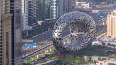 Dubai 'deki en son ikonik yapı Şeyh Zayed karayolu üzerindeki Geleceğin Müzesi. Otoyolda trafik ve arka planda gökdelenler