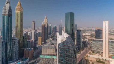 Dubai 'deki Sheikh Zayed Yolu' ndaki yüksek binaların Skyline görüntüsü. Uluslararası Finans Merkezi 'ndeki gökdelenler yukarıdan. Gölgeler hızlı hareket ediyor