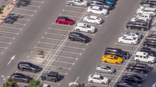 许多五颜六色的汽车停放在停车场上的空中景观 上面有线条和标记 标明了泊车位置和方向 — 图库视频影像