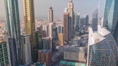 Dubai 'deki Sheikh Zayed Yolu' ndaki yüksek binaların zaman çizelgesi. Uluslararası Finans Merkezi 'ndeki gökdelenler yukarıdan. Alışveriş caddesi yakınındaki büyük otopark.