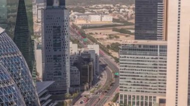 Dubai 'deki Sheikh Zayed Yolu' ndaki yüksek binaların Skyline görüntüsü. Uluslararası Finans Merkezi 'nin mali merkezindeki ofis gökdelenleri. Kavşakta trafik
