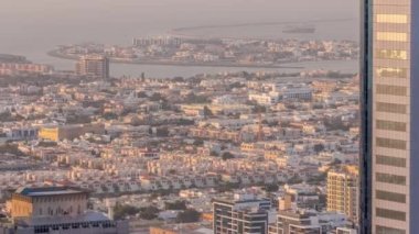 Şehir merkezindeki Dubai şehrindeki apartman ve villaların hava manzarası. Arka planda yapay ada. Birleşik Arap Emirlikleri