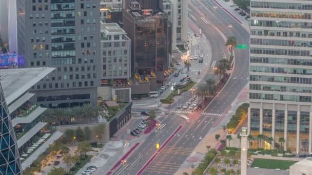 在阿联酋迪拜 金融区Al Saada街的空中交通一天到晚的过渡时间过去了 从上方看写字楼明亮的摩天大楼和明亮的窗户 — 图库视频影像