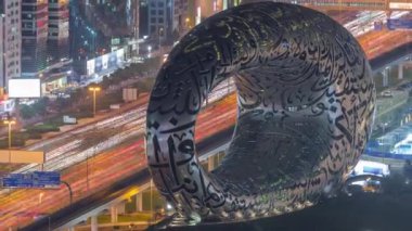 Dubai 'deki en son ikonik yapı Şeyh Zayed karayolu üzerindeki Geleceğin Müzesi' dir. Otoyolda trafik ve arka planda aydınlık gökdelenler.