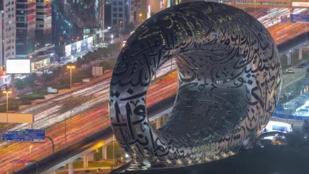 迪拜最新的标志性建筑是位于谢赫扎耶德公路上的未来博物馆 Museum Future 高速公路上的交通和背景下明亮的摩天大楼 — 图库视频影像