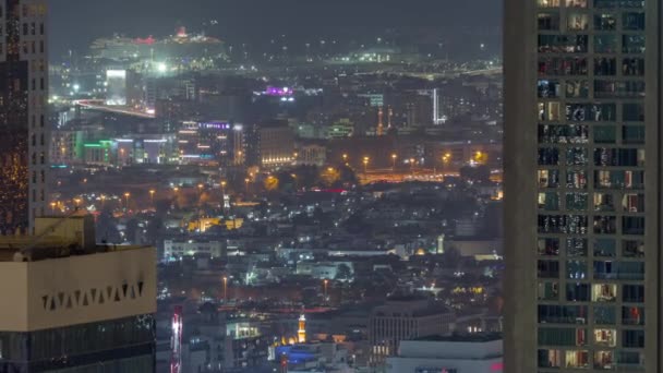 ドバイ市内のアパートやヴィラの空中ビューダウンタウンの夜のタイムラプス近く 海港を背景に アラブ首長国連邦 — ストック動画