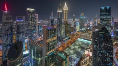 Dubai 'deki Sheikh Zayed Yolu' ndaki yüksek binaların Skyline görüntüsü. Uluslararası Finans Merkezi 'nde gökdelenler ve otopark yukarıdan aydınlatıldı