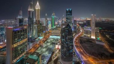 Dubai 'deki Sheikh Zayed Yolu' ndaki yüksek binaların Skyline görüntüsü. Uluslararası Finans Merkezi 'nde gökdelenler ve kuleler yukarıdan aydınlatıldı