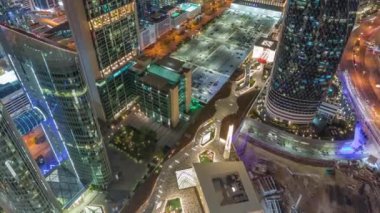 Skyline, Dubai 'deki Sheikh Zayed Yolu' ndaki gökdelenleri ve BAE 'deki hava sahasının zaman çizelgesini görüyor. Uluslararası Finans Merkezi 'nde yukarıdan aydınlatılmış gökdelenler