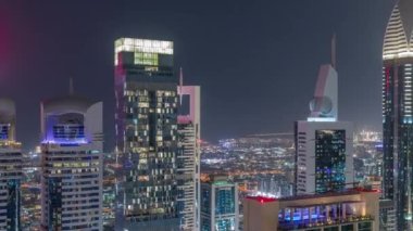 Dubai 'deki Sheikh Zayed Yolu' ndaki yüksek binaların Skyline görüntüsü. Uluslararası Finans Merkezi 'nde yukarıdan aydınlatılmış gökdelenler