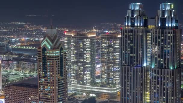Korkeat Rakennukset Sheikh Zayed Roadilla Dubaissa Yöaikaan Arabiemiirikunnat Pilvenpiirtäjiä Kansainvälisellä — kuvapankkivideo