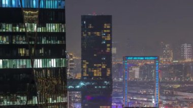 Bur Dubai ve Deira 'nın hava sahaları zaman çizelgesi finans bölgesinden izleniyor. Dubai Deresi boyunca bulunan binalar. Parlak pencereli ve çerçeveli ofis gökdelenleri