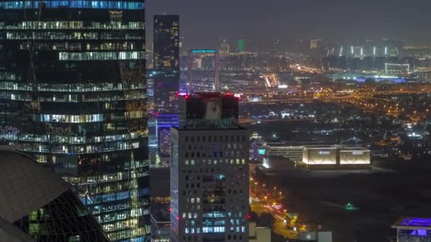 阿联酋迪拜金融区Al Saada街上交通的空中景观夜间掠过 高楼大厦明亮 上楼来的写字楼窗户闪烁着光芒 Deira Background — 图库视频影像
