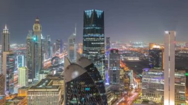 Dubai 'deki Sheikh Zayed Yolu' ndaki yüksek binaların Skyline görüntüsü. Uluslararası Finans Merkezi 'nde yukarıdan aydınlatılmış gökdelenler. Akşam trafiği